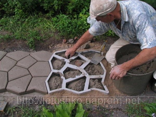 Как сделать дорожки в саду из формы для дорожек Как сделать дорожки в саду из формы для дорожек