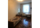 Сдается комната в большой и светлой трехкомнатной квартире.